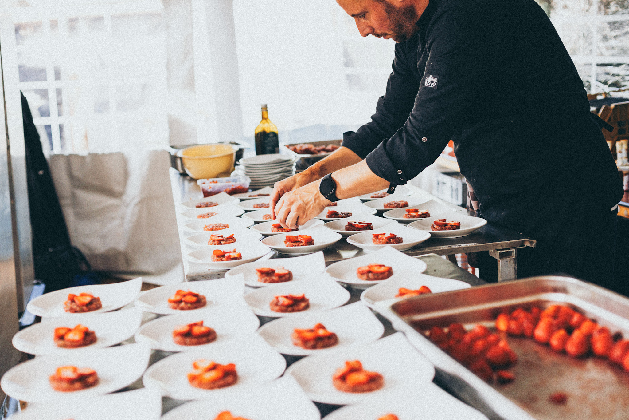 Voorbereiding van walking dinner met steak tartaar.