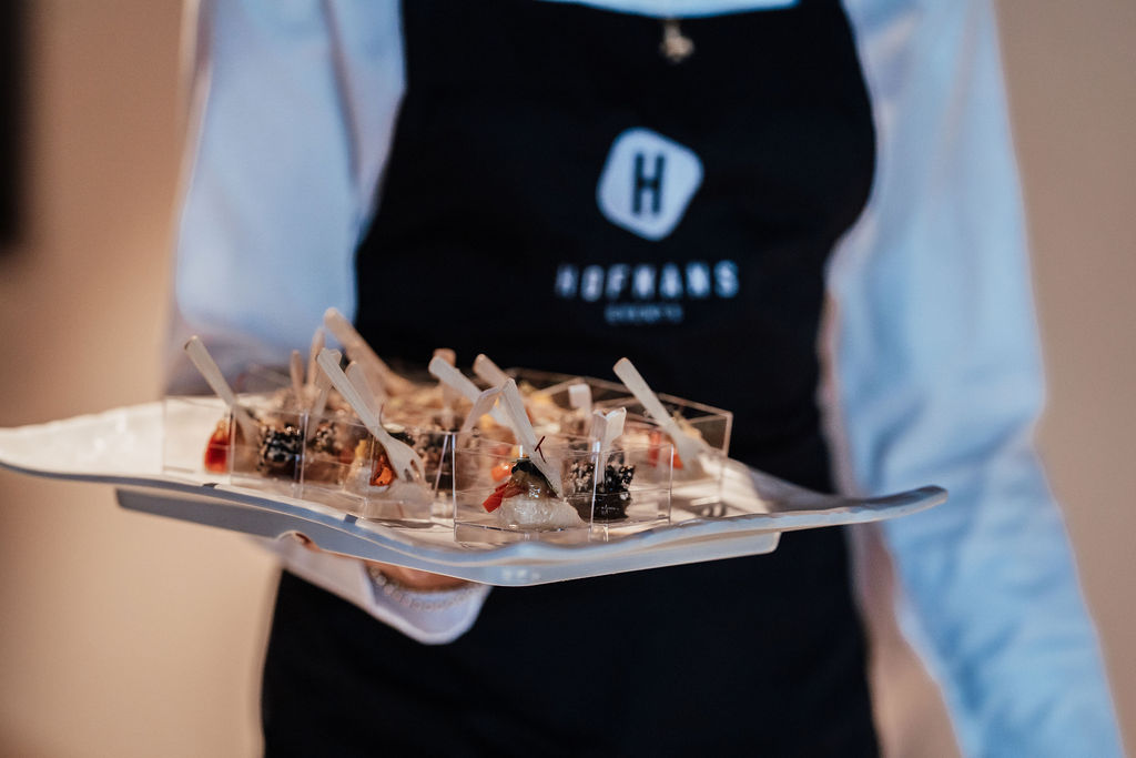 DSC02829 Hapjes geserveerd tijdens opening van Designer House